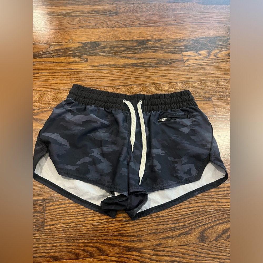 Vuori Clementine 2.0 Short Black Camo